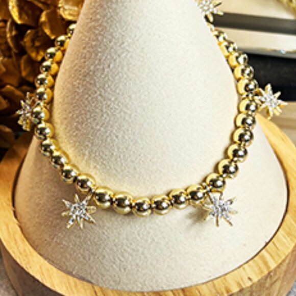 BaubleBar– NWT – “Pisa” Gold Tone Stretch Bracelet with Star Charms - Picture 2 of 2